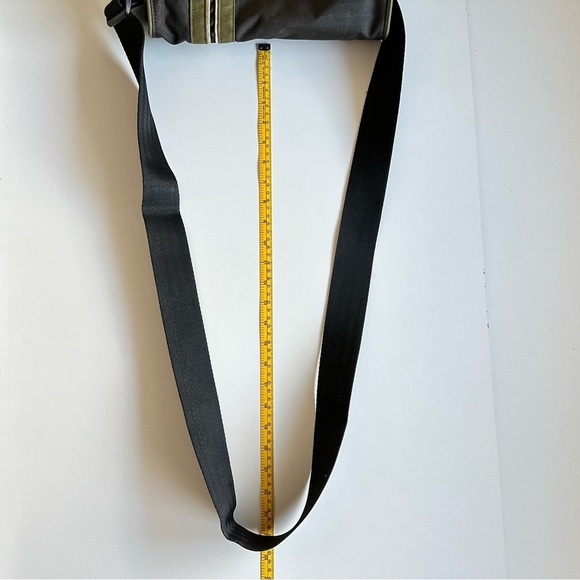 Crumpler Unisex Lightweight Friday Nylons Vertical Messenger Laptop Bag - Picture 17 of 17